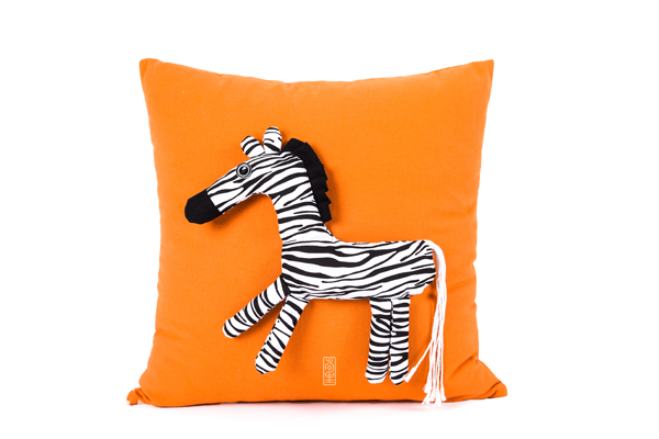 橙底斑马儿童抱枕